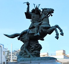 分倍河原駅前の義貞像