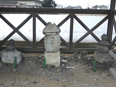 新田義重夫妻の墓